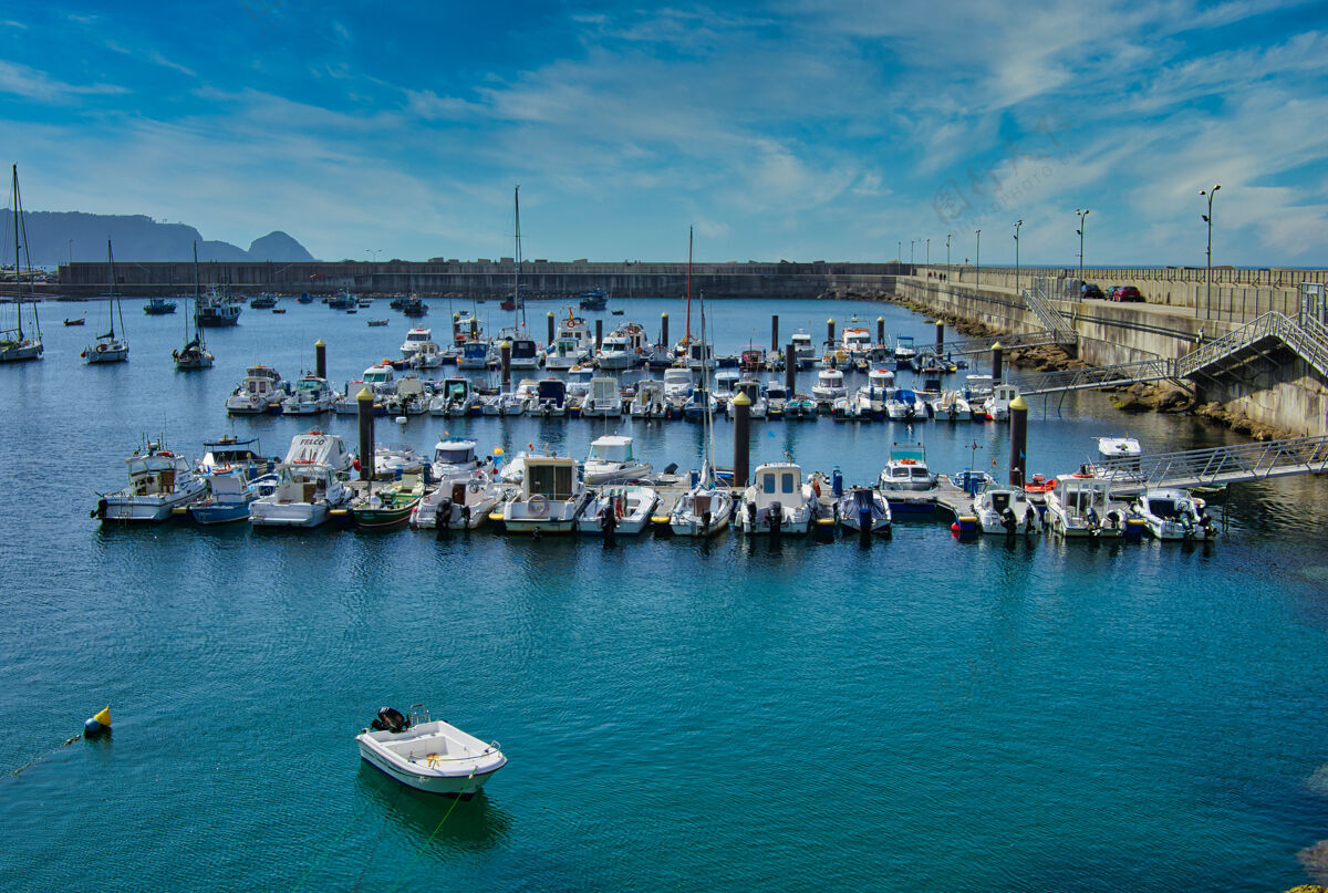 风景库迪勒罗 西班牙-2020年7月8日：渔船在渔港从cudillero.view视图库迪勒罗是西班牙最美丽的村庄之一 也是西班牙阿斯图里亚斯地区最具旅游价值的地方之一渔港西班牙海洋