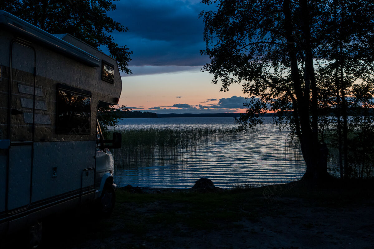 风景日落时分在湖边露营湖景观美丽