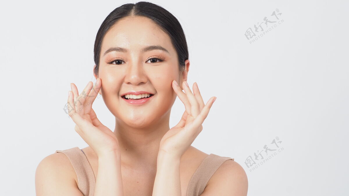 清洁美容护肤concept.young公司亚洲女性美容美脸化妆护肤化妆品 显示自然健康柔软 坚定和永恒的面部皮肤魅力嘴唇治疗