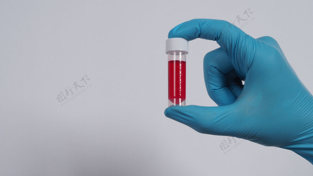 化学血圆管19测试医生手拿血样管在实验室进行分析技术员戴着医用手套拿着血样管进行研究工作生物化学科学家