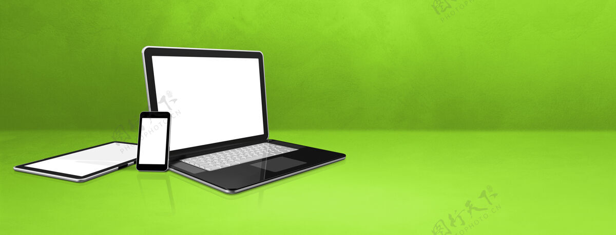 空白空间绿色办公桌上的笔记本电脑 手机和数字平板电脑水平混凝土网络