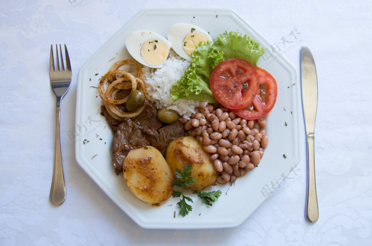 番茄白色桌子上的巴西菜 顶视图膳食米饭午餐