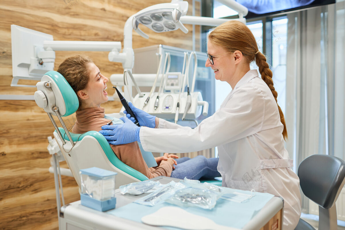 检查牙医在牙科诊所给病人做牙科卫生医生探视疾病