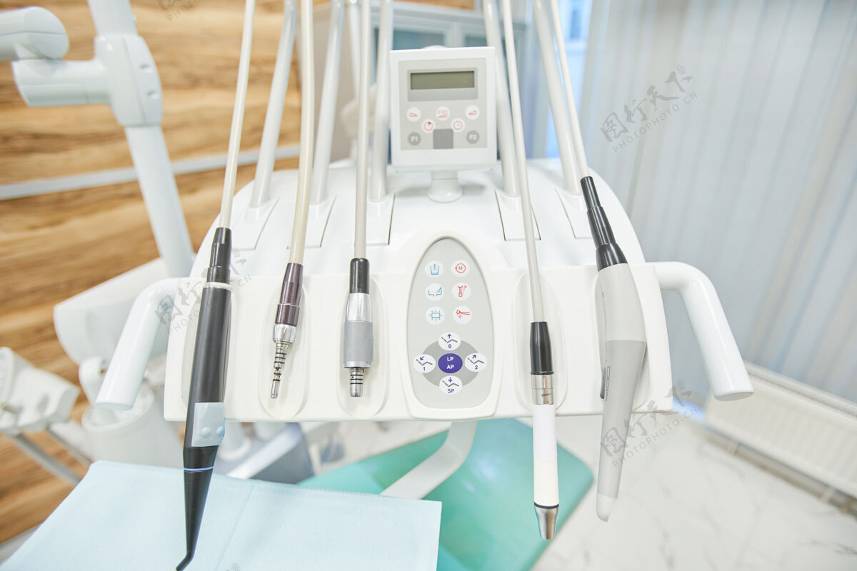 医院特写现代医疗牙科设备治疗牙齿在诊所人体检牙医办公室