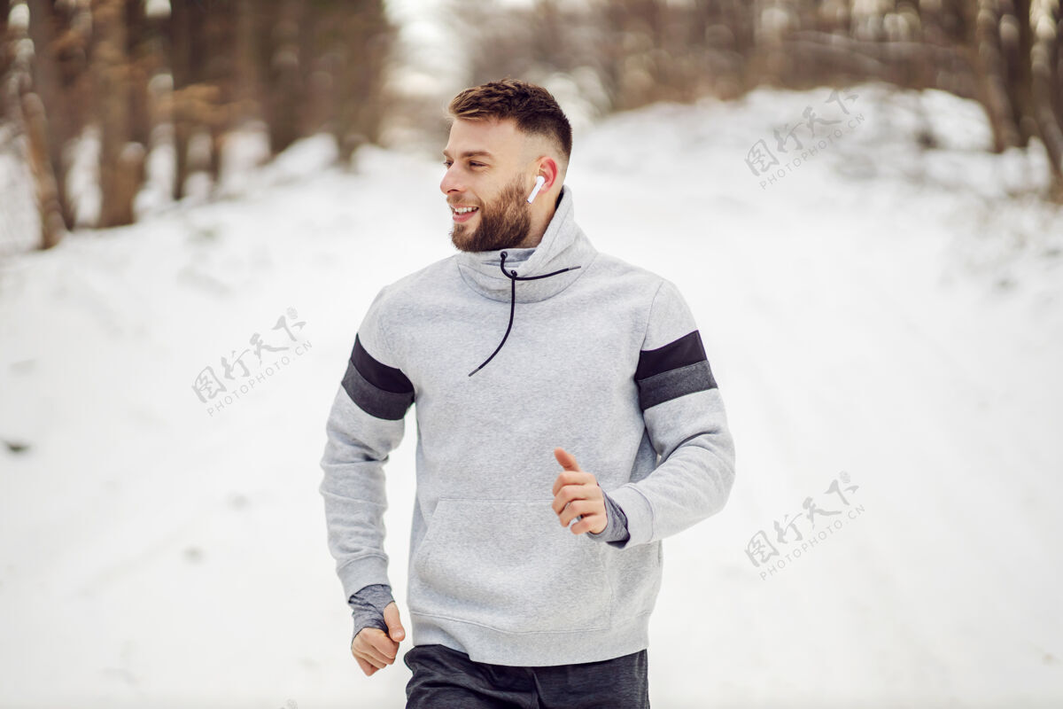 活动适合运动员在雪地上跑步冬天健康生活方式 冬季健身 寒冷天气运动装衣服慢跑