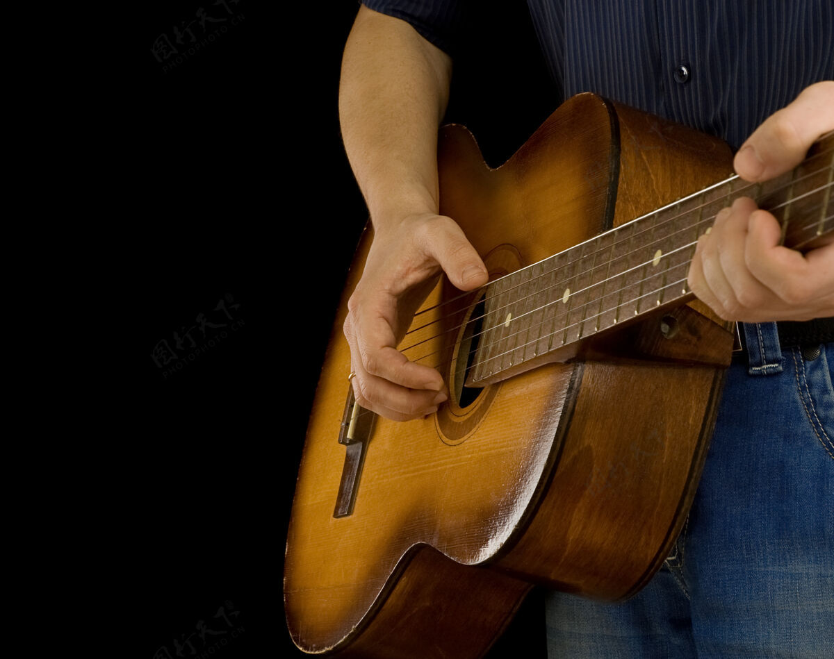 男人黑人吉他手握木头声学