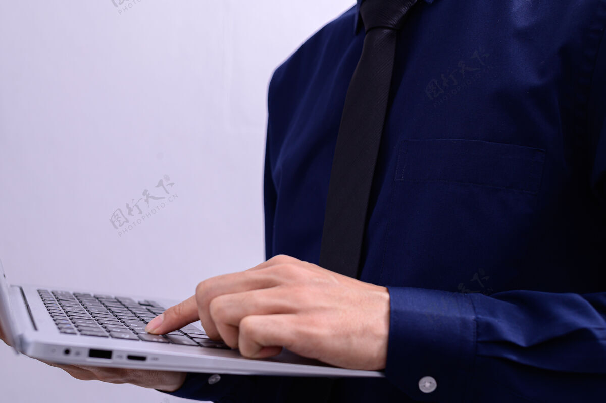 科技一个人拿着笔记本电脑用笔记本电脑举行互联网连接