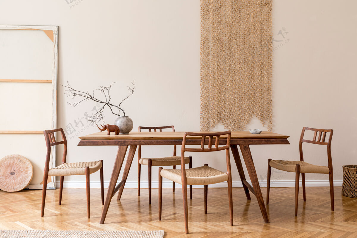 椅子现代餐厅的时尚米色室内设计有木制橡木桌椅 花瓶和鲜花 优雅的藤条配件和装饰韩国风格的家居装饰客厅餐厅房间
