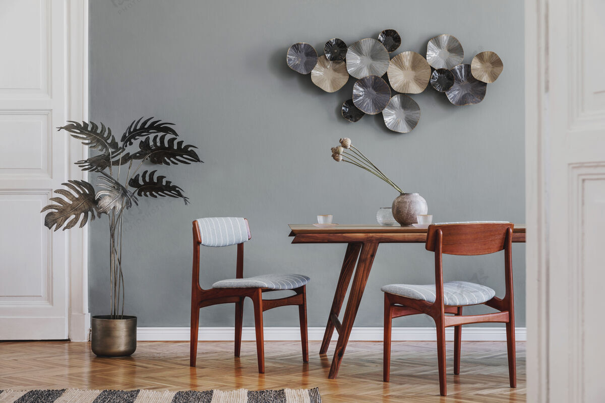 灰色墙时尚现代的餐厅室内设计与共享桌木椅的魅力装饰和优雅的配件公寓优雅时尚