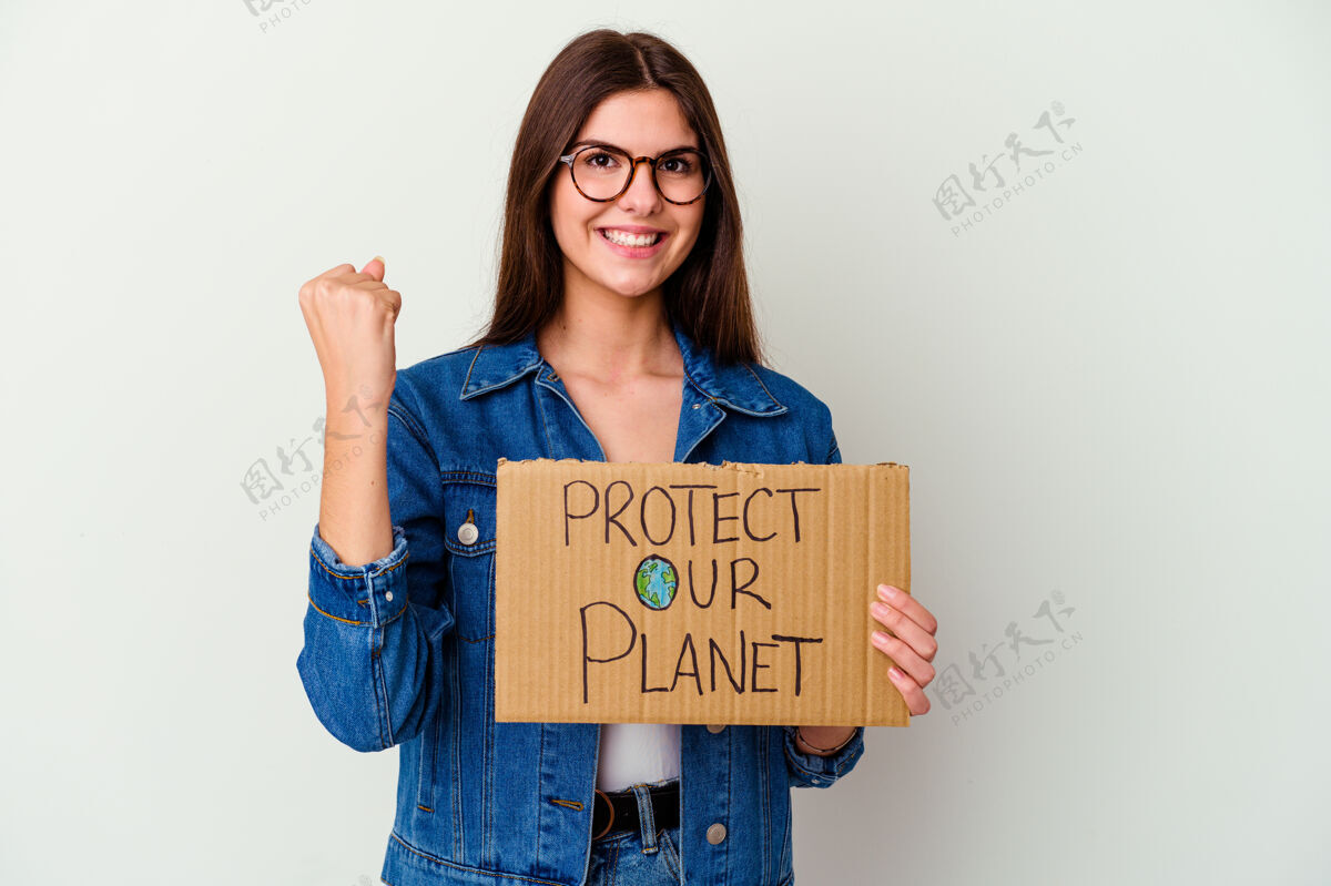 拒绝年轻的高加索妇女举着“保护我们的星球”的标语牌 孤零零地站着 伸出的手上显示着停车标志 阻止你停止循环酷