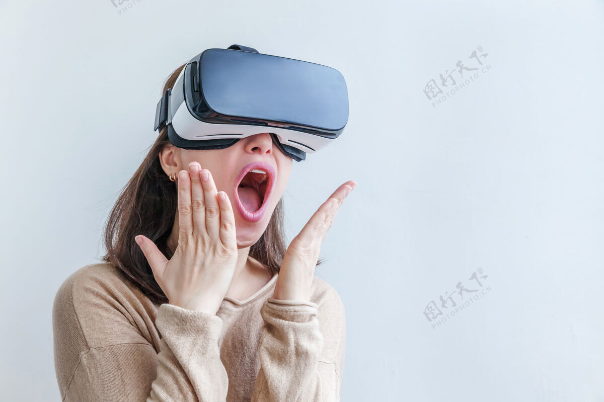 手表微笑的年轻女子戴着虚拟现实vr眼镜头盔耳机在白色背景上Vr观看设备