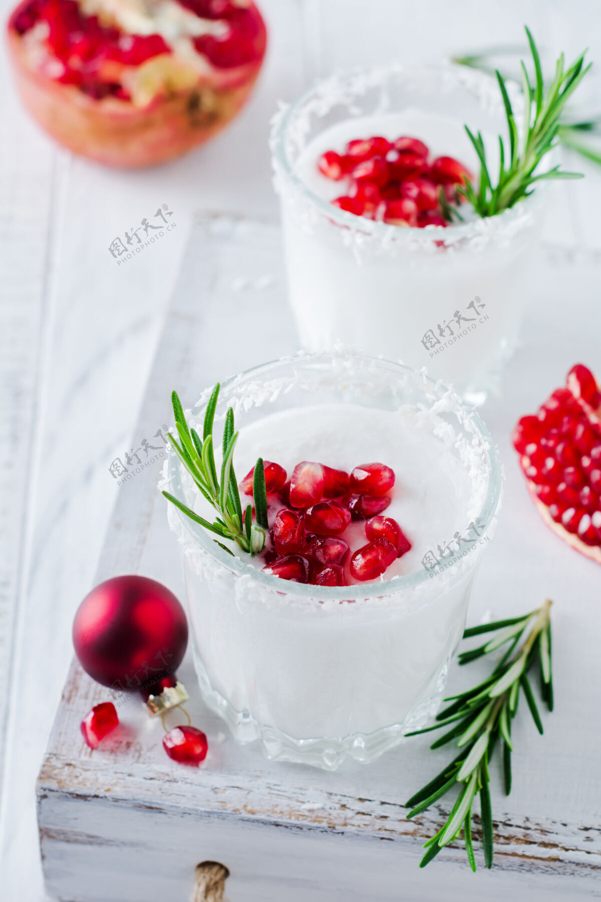 果仁圣诞椰子酒配石榴籽和迷迭香小枝 表面光亮顶视图圣诞节鸡尾酒
