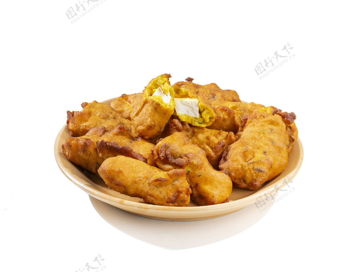 晚餐白底印度传统paneerpakora小吃膳食亚洲人服务