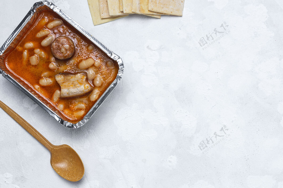 食物放在铝制容器里的豌豆 香肠和肉餐桌食品送货午餐盒勺子豆类