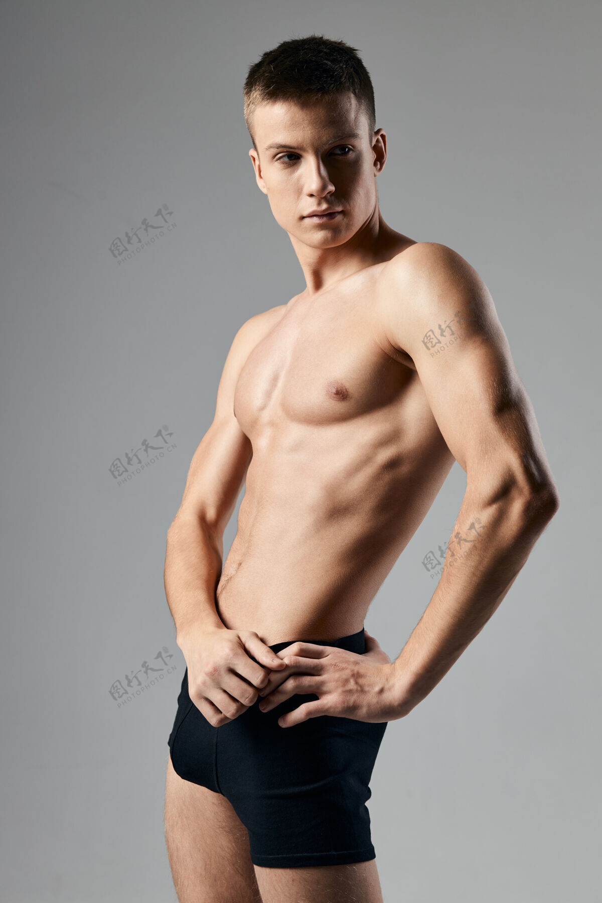 强壮性感男运动员裸体健美运动员灰色手上带模型复制空间私人教练性感裸体