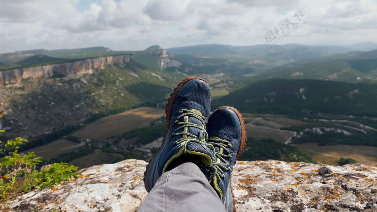 自然用美丽的山景特写休息徒步旅行者的脚脚男山