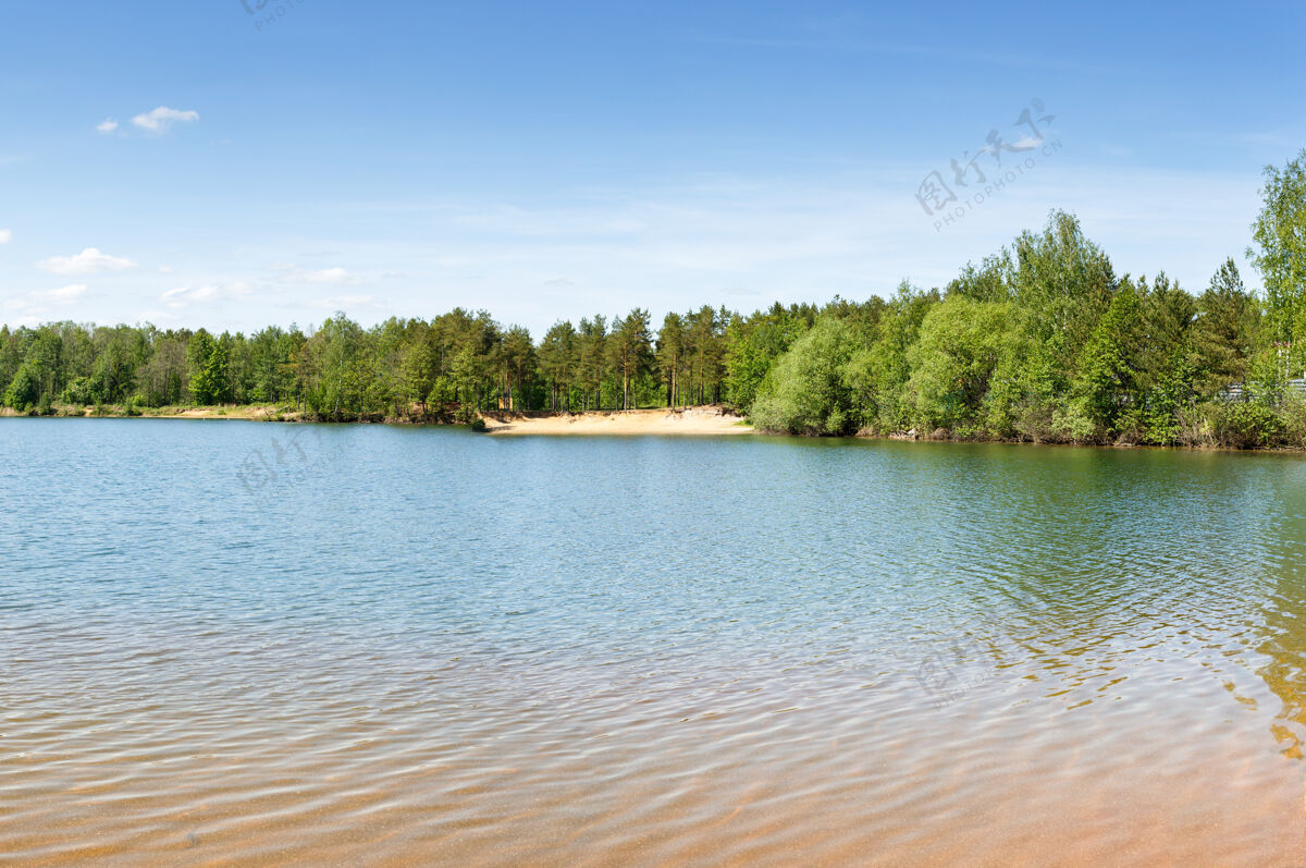 放松有沙滩床底的森林湖天空景观漂移