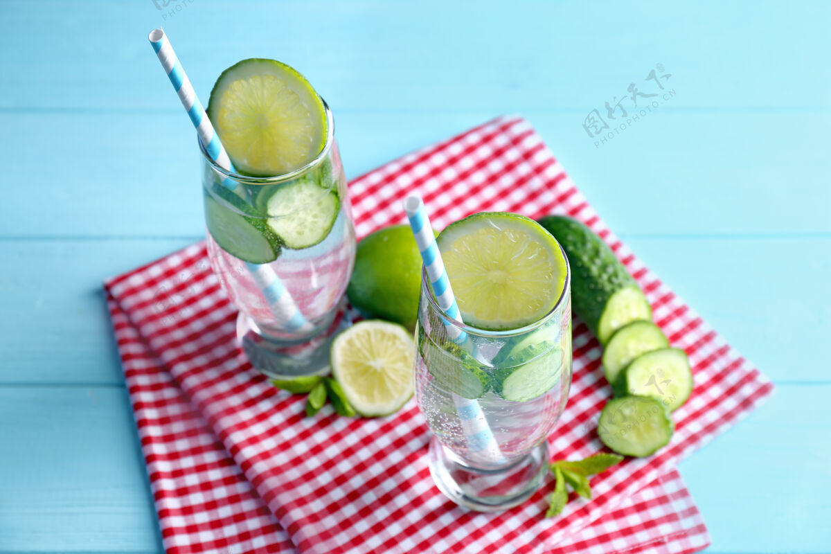 冰美味的清凉水配上薄荷和黄瓜放在桌上的玻璃杯里食谱配料鸡尾酒