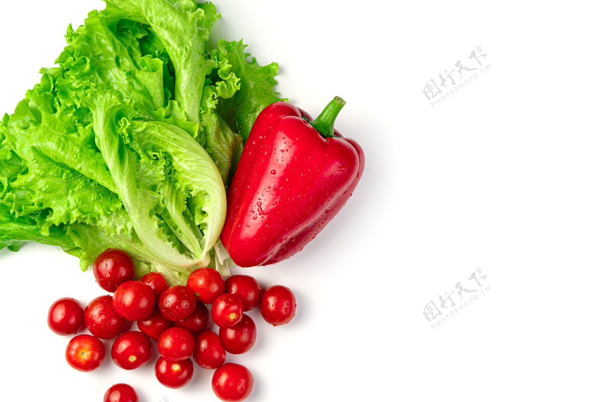 生的甜椒 樱桃番茄和莴苣都是白色的多汁的胡椒成熟的