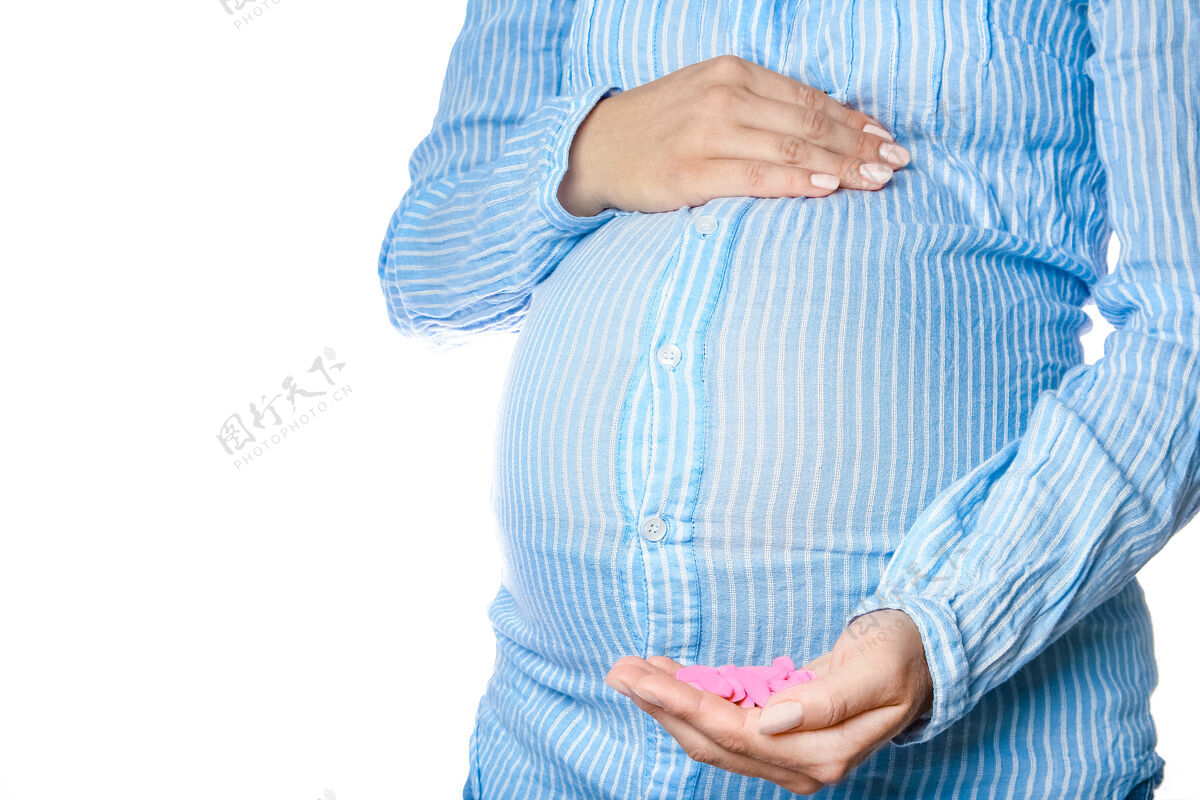 身体快乐的怀孕女孩躺在白色的背景上怀孕女性父母