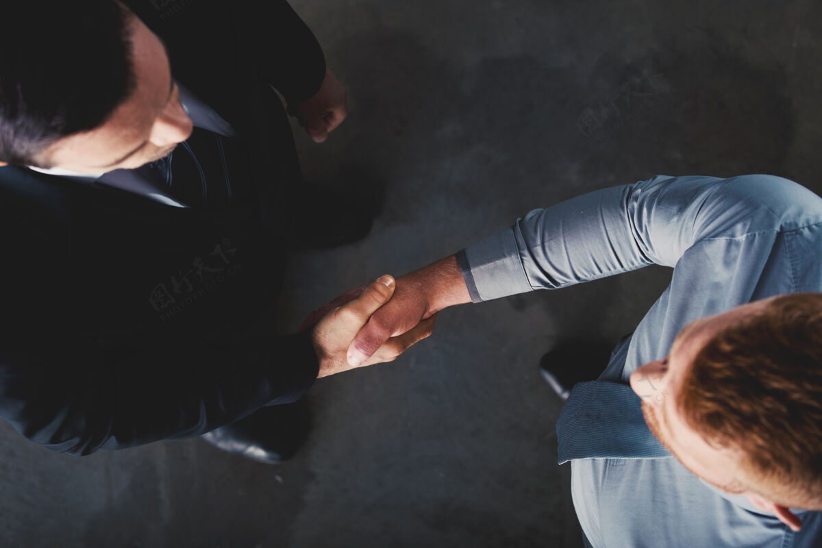 合作伙伴握手商务人士在办公室的团队合作和伙伴关系的概念握手开始力量