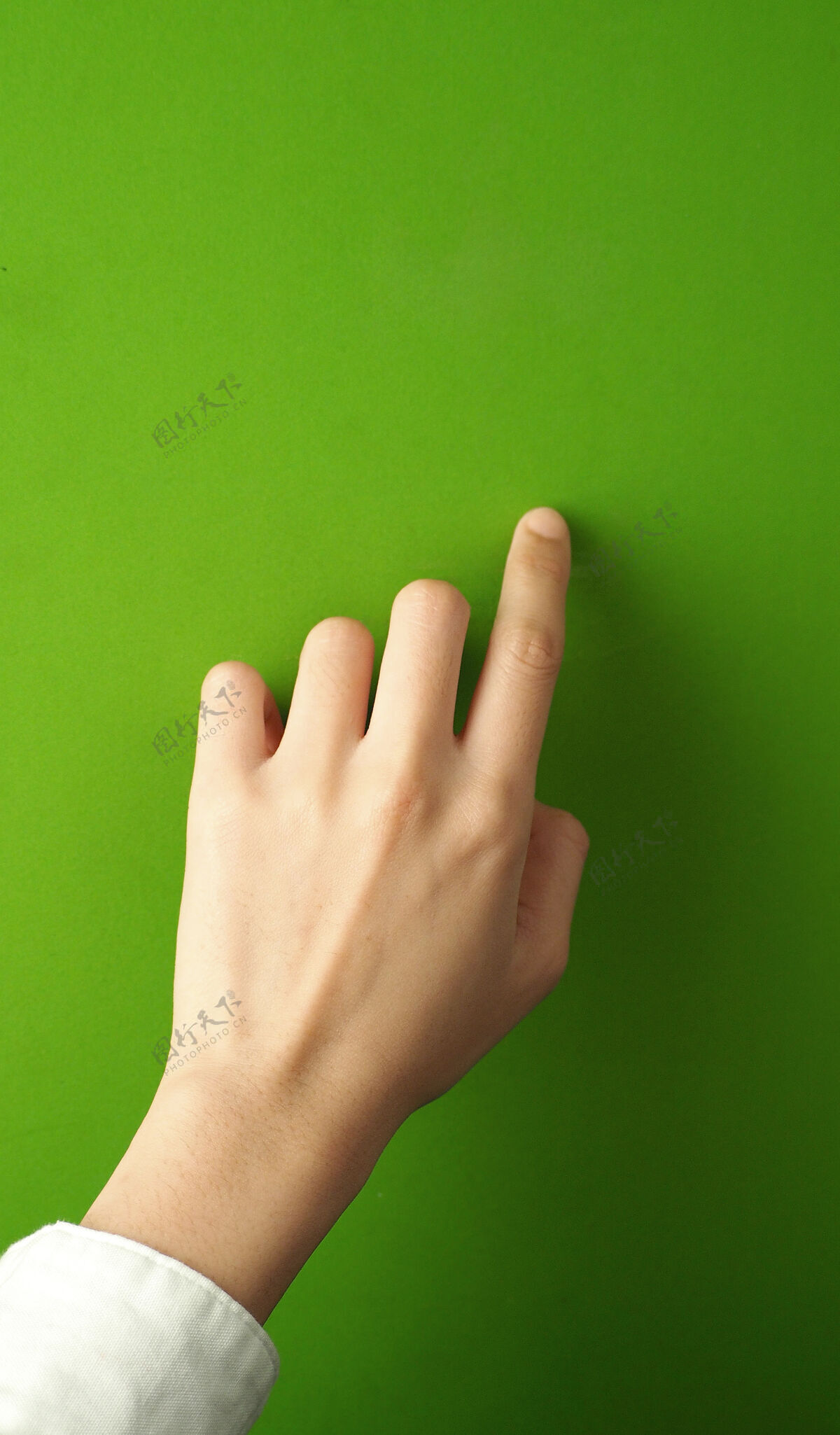 手势女人用手指和手触摸绿色屏幕左垫显示器