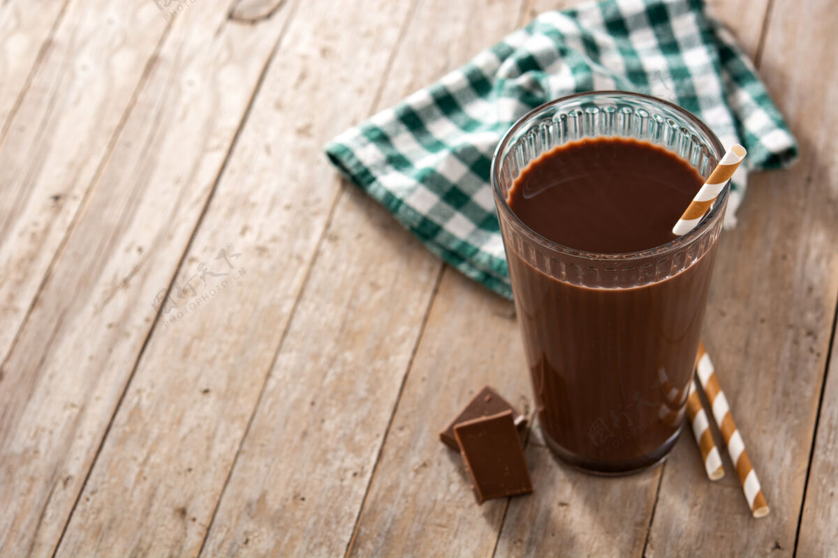 食物木桌上的巧克力奶昔可可巧克力牛奶