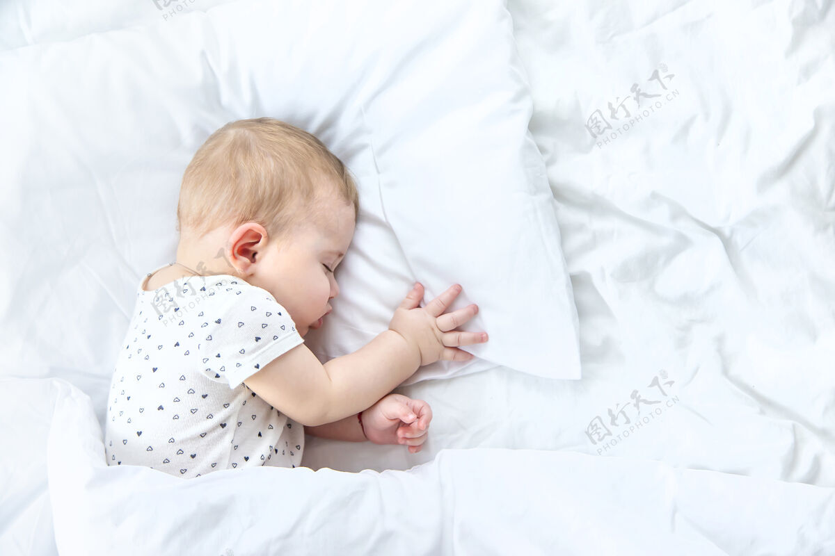 放松宝宝睡在白色的床上可爱室内梦