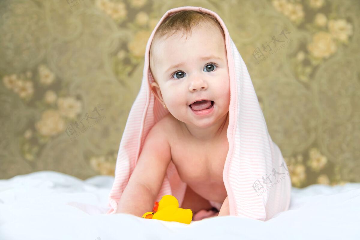 微笑宝宝用毛巾洗澡后童年表情玩