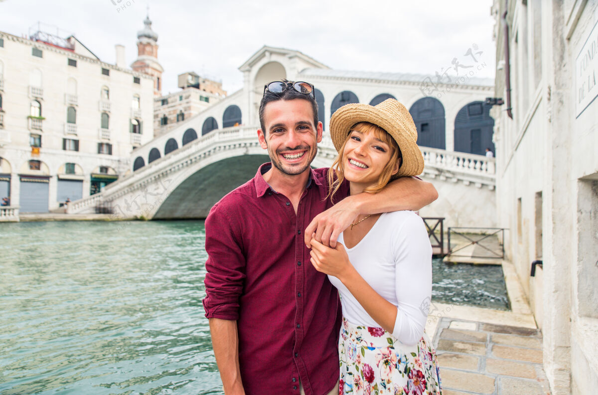 人年轻夫妇在威尼斯游玩-游客在意大利旅游和观光威尼斯最相关的地标-关于生活方式 旅游 旅游的概念浪漫在一起影响者
