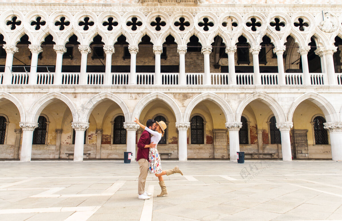 威尼斯年轻夫妇在威尼斯游玩-游客在意大利旅游和观光威尼斯最相关的地标-关于生活方式 旅游 旅游的概念情侣运河威尼斯