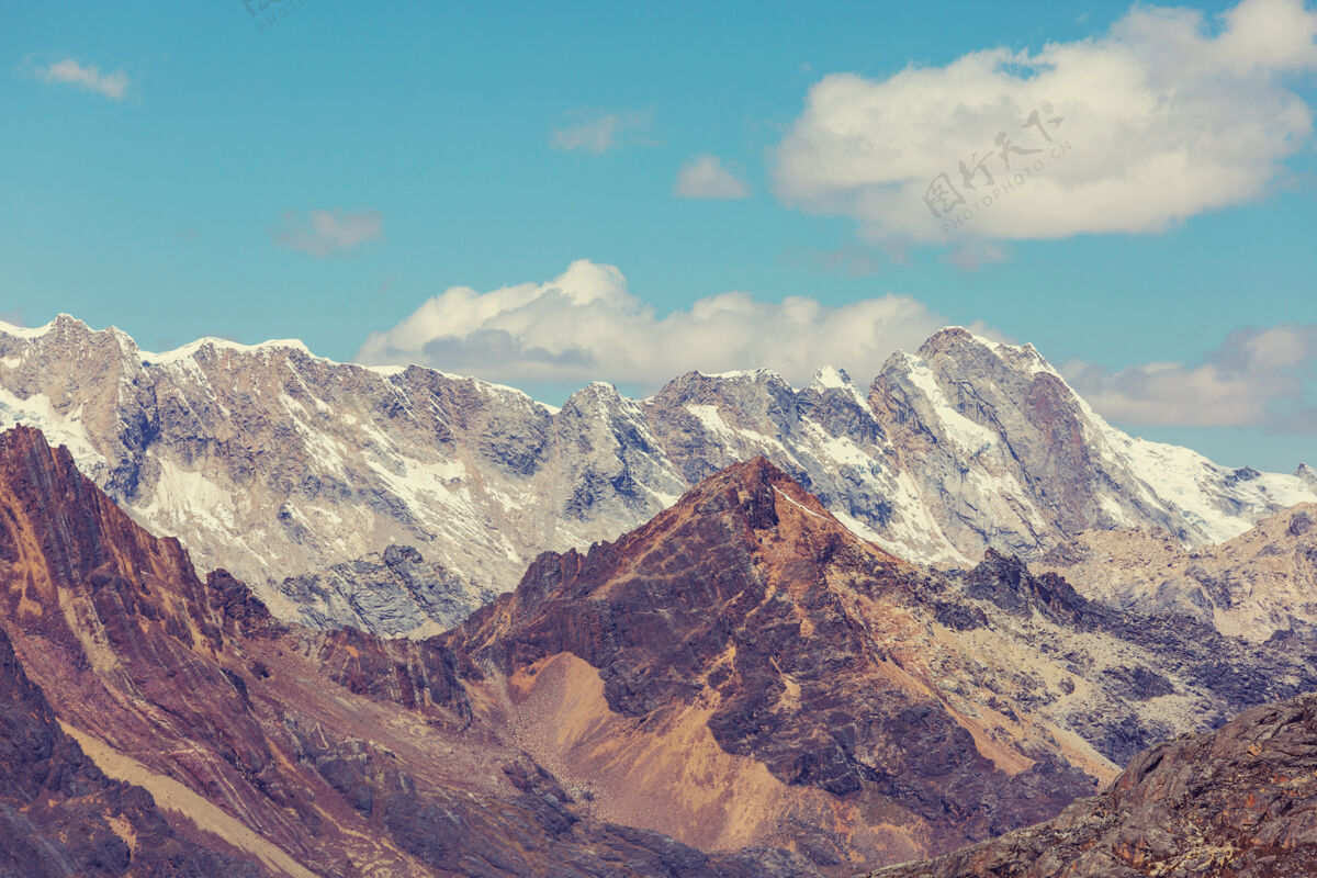 白色美丽的山脉风景在科迪勒拉华亚什 秘鲁 南美洲山脉宁静自然