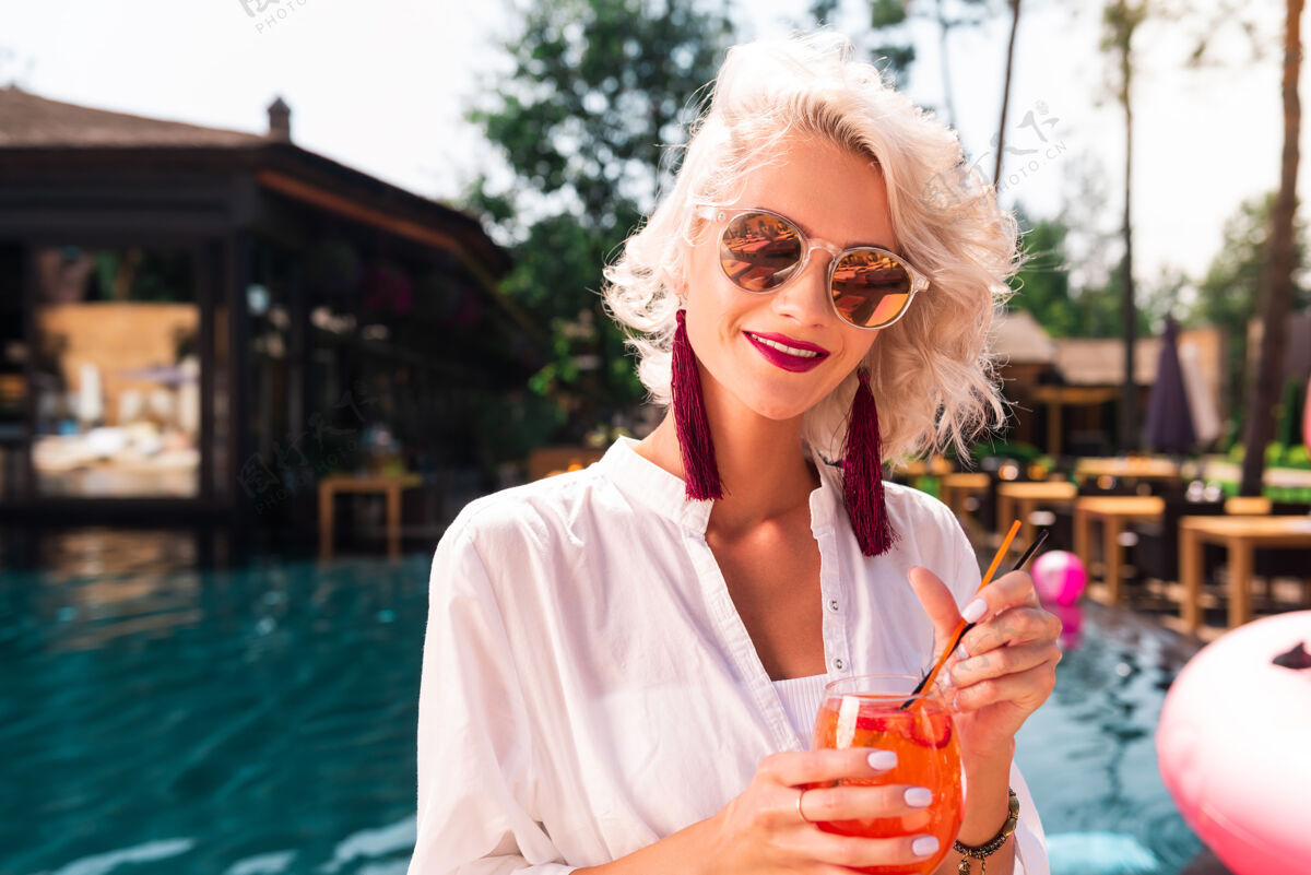 苗条最好的假期积极的好女人喝鸡尾酒 同时享受她的暑假休息懒惰女性白天