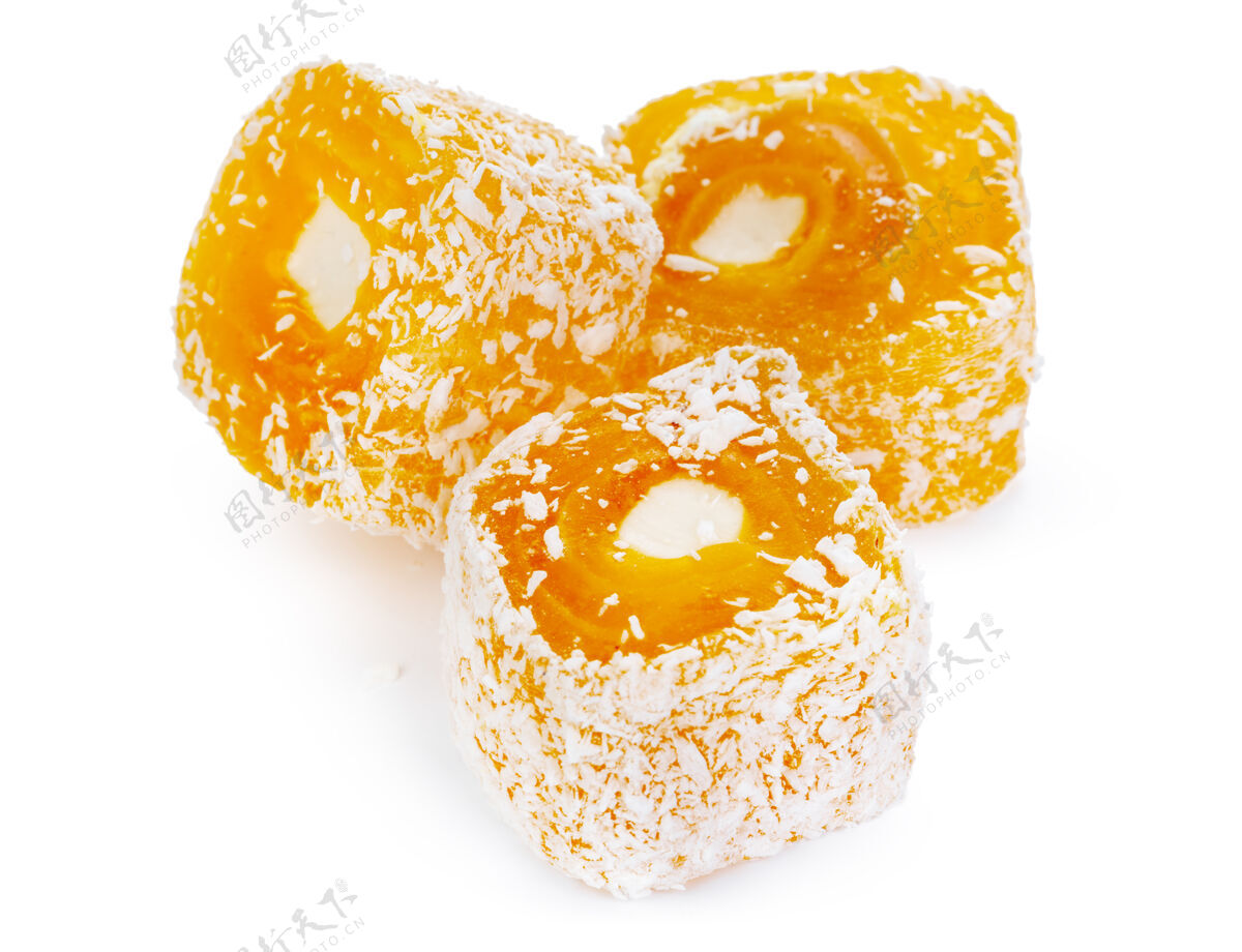 粉末黄色土耳其语糖果隔离在白色喜悦糖果糖粉