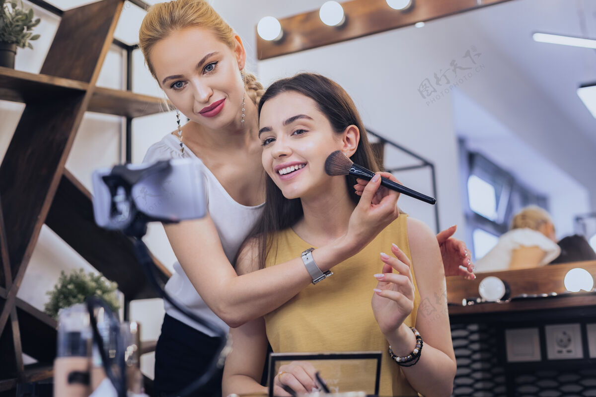 体验黑发女人带着微笑的黑发女人来到美容院 同时需要漂亮的晚妆品种新的客户