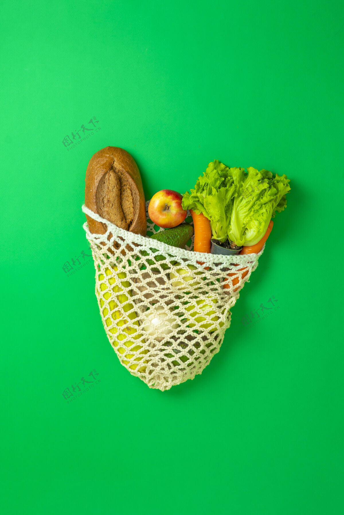素食顶视图一个简单的袋子与新鲜食品杂货杂货可重复使用西兰花