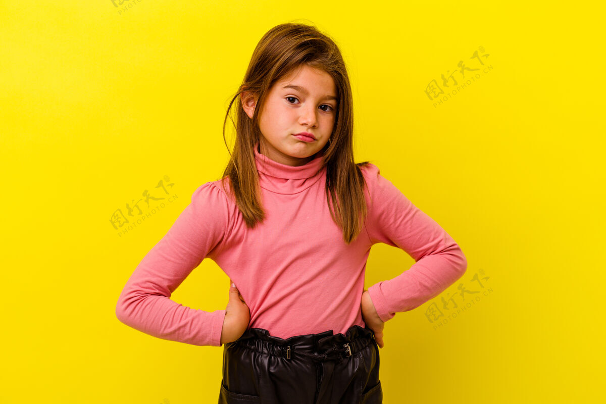 失望小白种女孩孤立在黄色迷茫 感到怀疑和不确定严重可爱童年