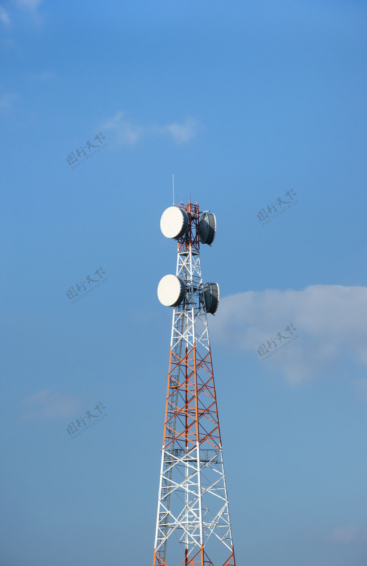 技术在蓝天白云的表面上有天线的电信塔电视广播卫星