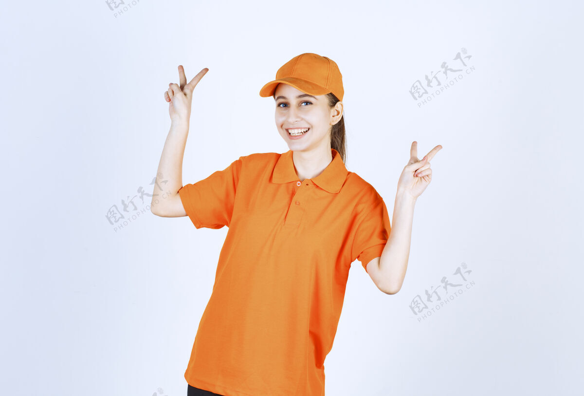 代理女信使身穿橙色制服 头戴和平标志帽姿势和平送货