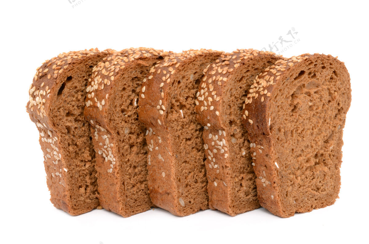 香料把面包片放在白色的表面上整个大麦面粉