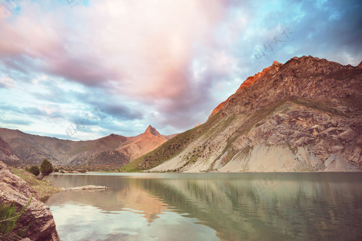 淡水美丽宁静的湖泊在芬斯山脉（帕米尔的分支）在塔吉克斯坦地毯宁静景色