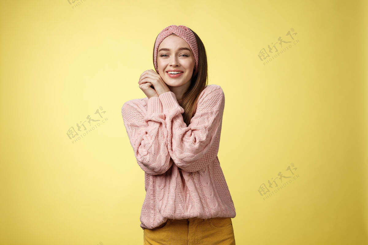 年轻穿粉红色毛衣的女人女人年轻女性