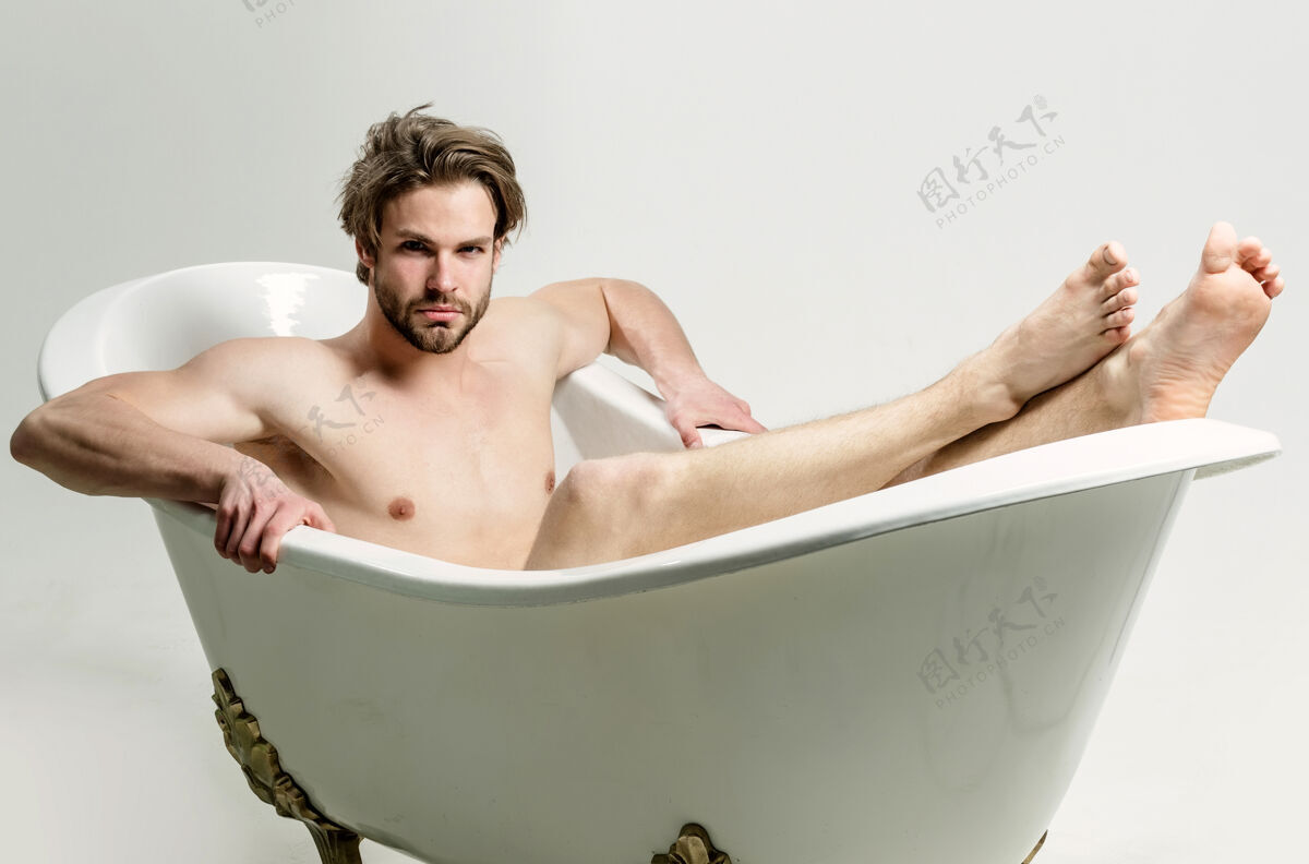 性感性感的裸体男人赤裸的肌肉躯干坐在浴缸里运动的男人洗澡隔离在白色性感的同性恋身体躯干男朋友