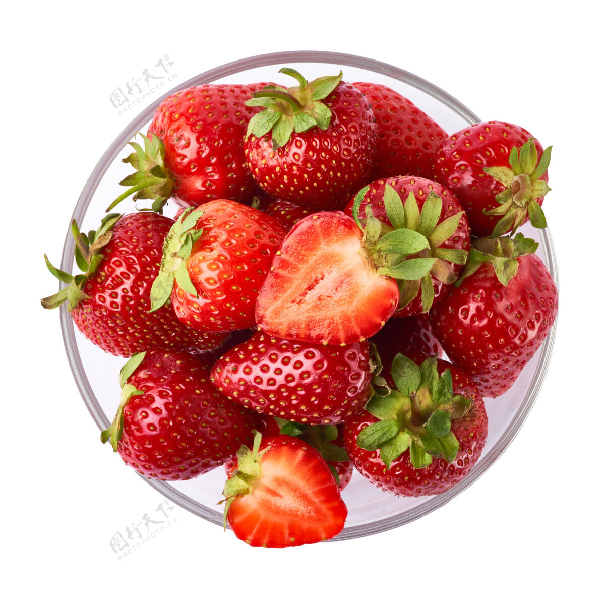 生动一碗新鲜的草莓隔离在白色的玻璃碗里浆果蔬菜有机