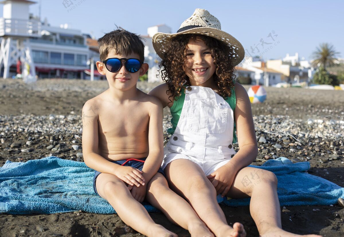 夏天沙滩上快乐的孩子们全镜头海边家庭