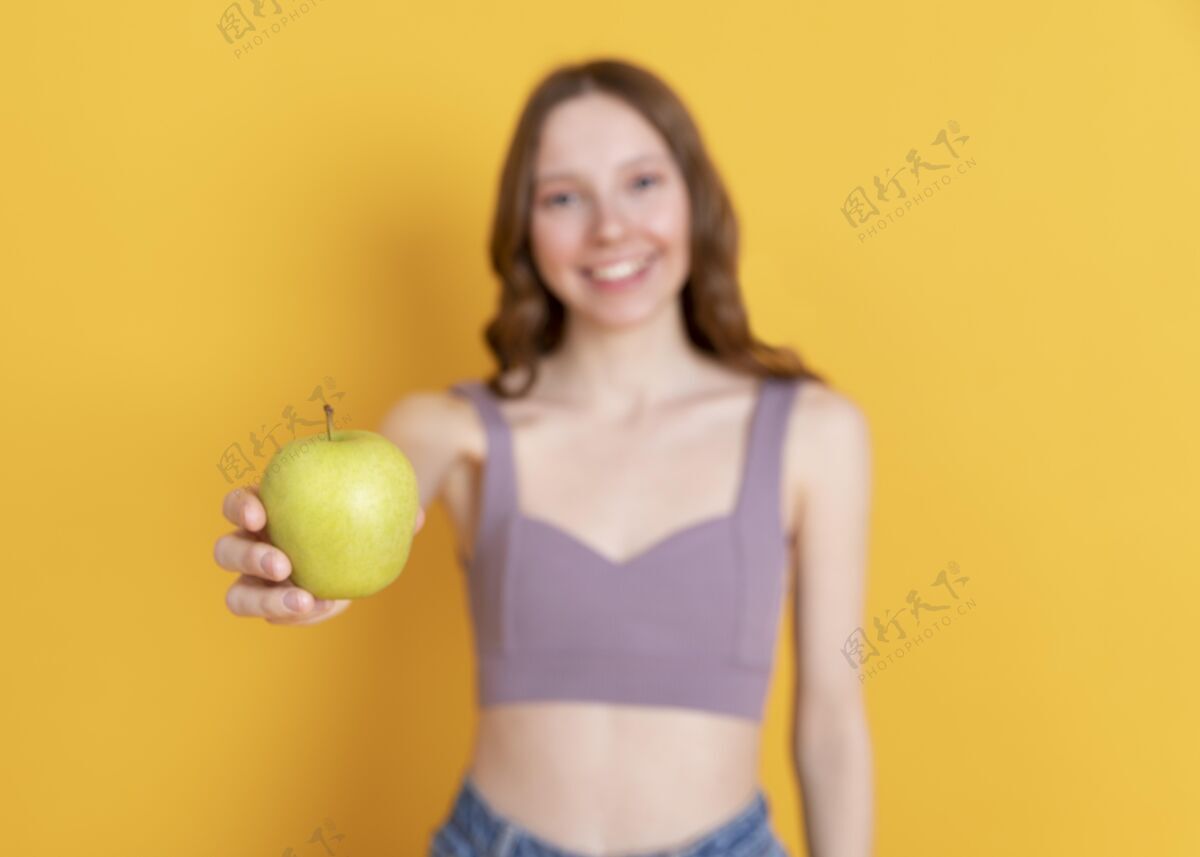生活方式拿着苹果的中枪女人健康模特饮食