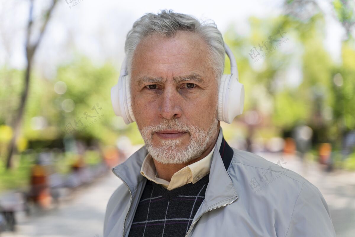 老年人特写戴着耳机的老人老年人老年人生活方式