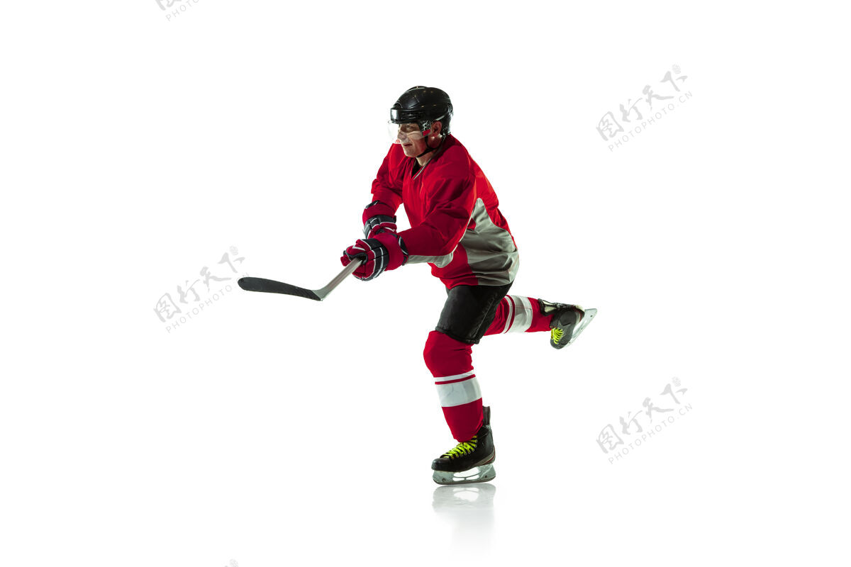 曲棍球领队冰球场上有棍子的白色背景的男性冰球运动员运动员穿着装备和头盔练习运动的概念 健康的生活方式 运动 运动 动作专业情绪装备
