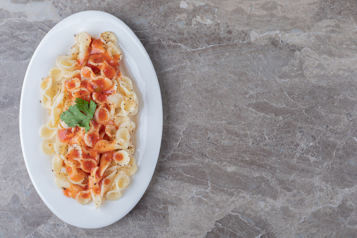 风味法法勒意大利面和肉酱放在盘子里 放在大理石表面意大利面美味美味