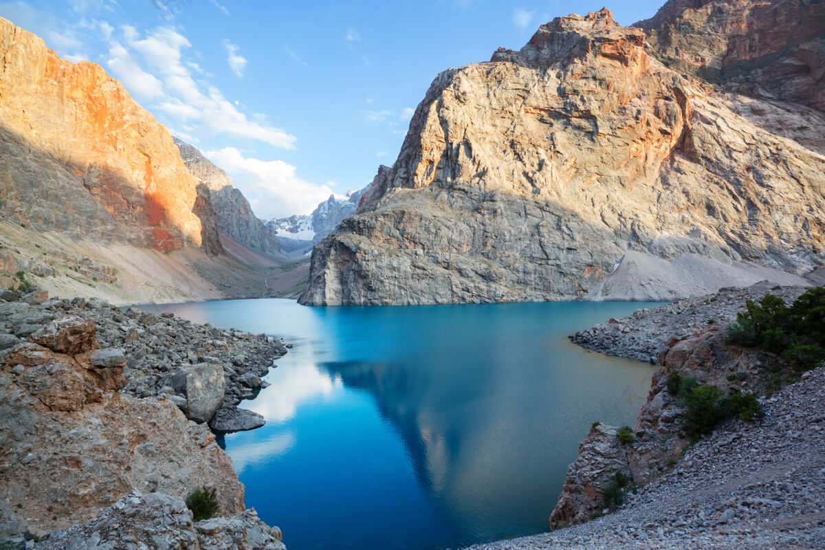 惊人美丽宁静的湖泊在梵山（帕米尔的分支）在塔吉克斯坦倒影山景自然